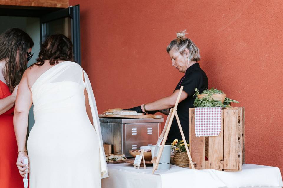 serveuse_buffet_sandwichs_bio