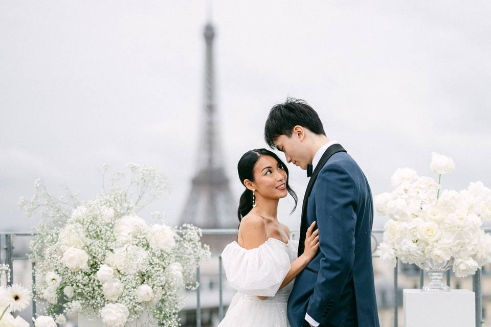 Couple rooftop Paris