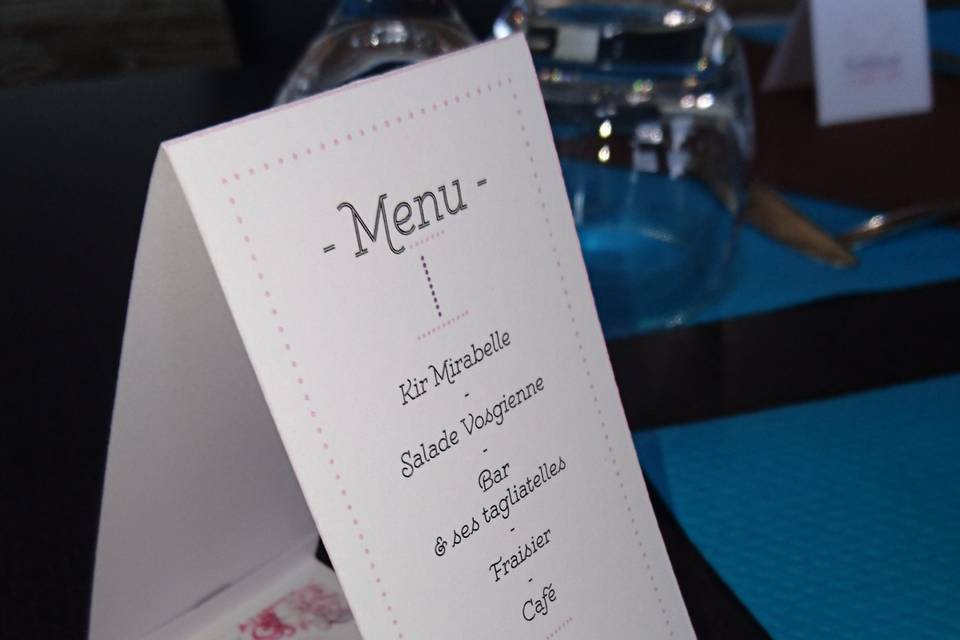 Menu floral sur table