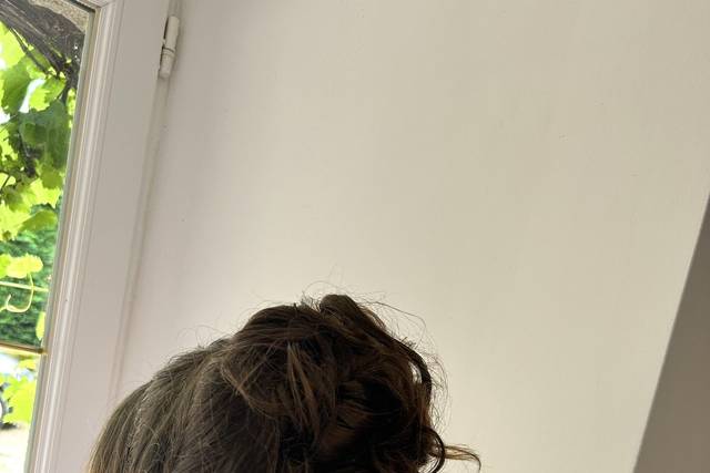 Chignon haut bouclés