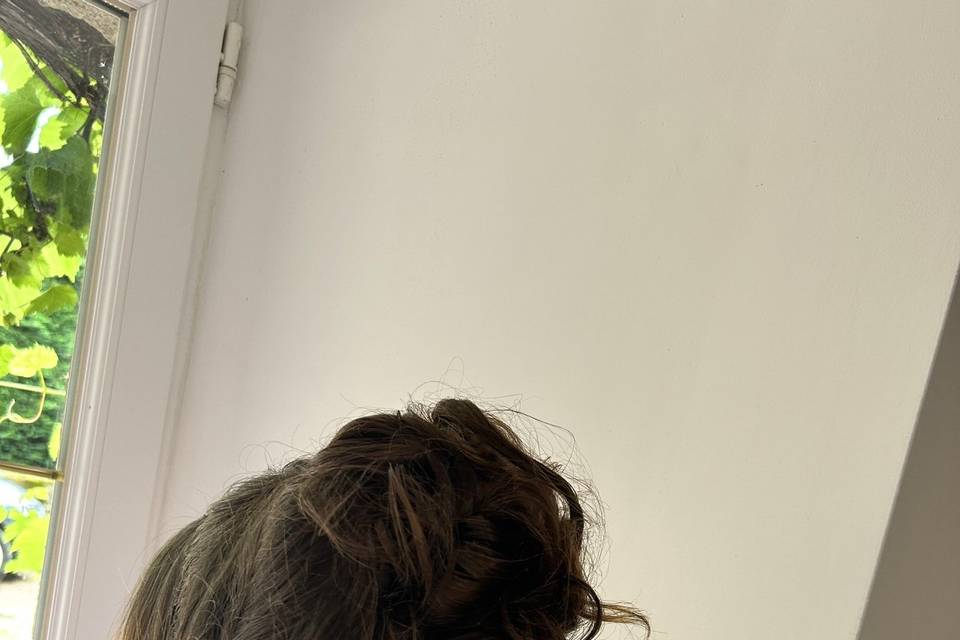 Chignon haut bouclés