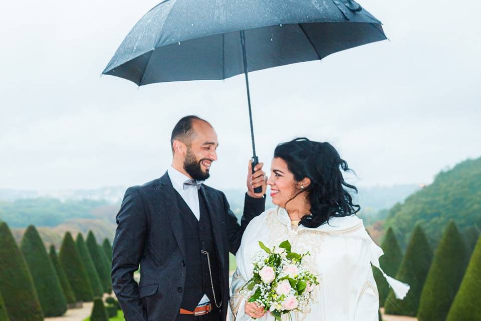 Regard tendre entre les mariés
