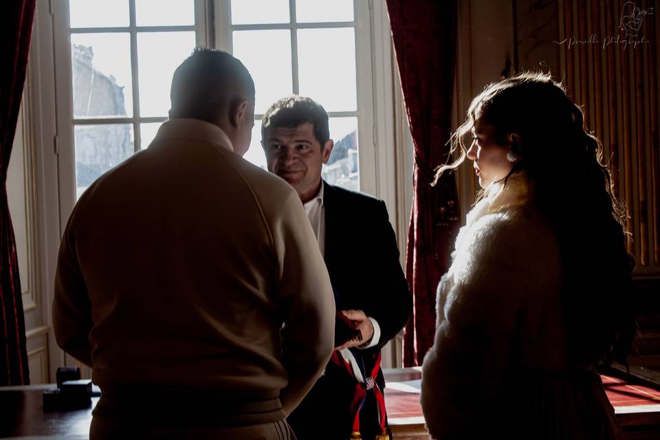 Maire avec mariés