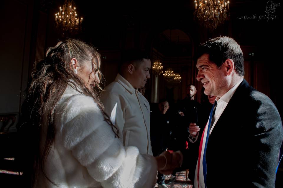 Maire avec mariés