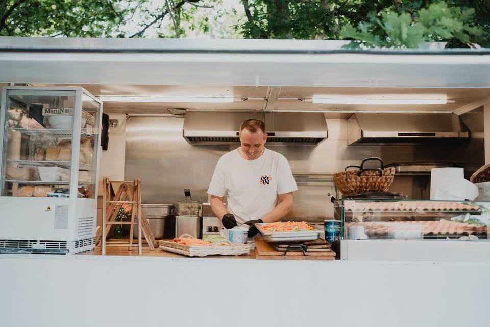 cuisinier_food_truck_legumes_decoupe