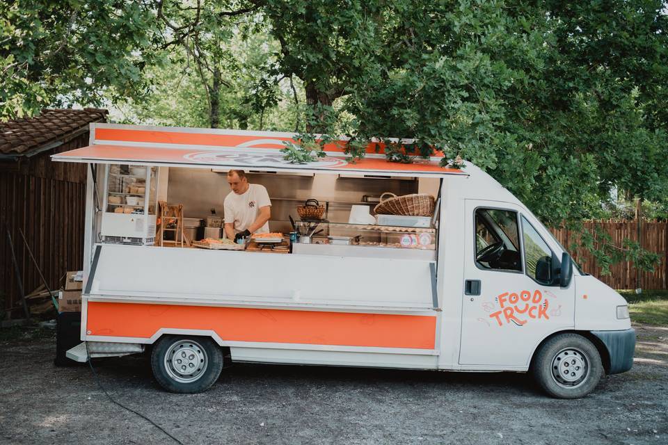 food_truck_preparation_cuisine_orange_blanc