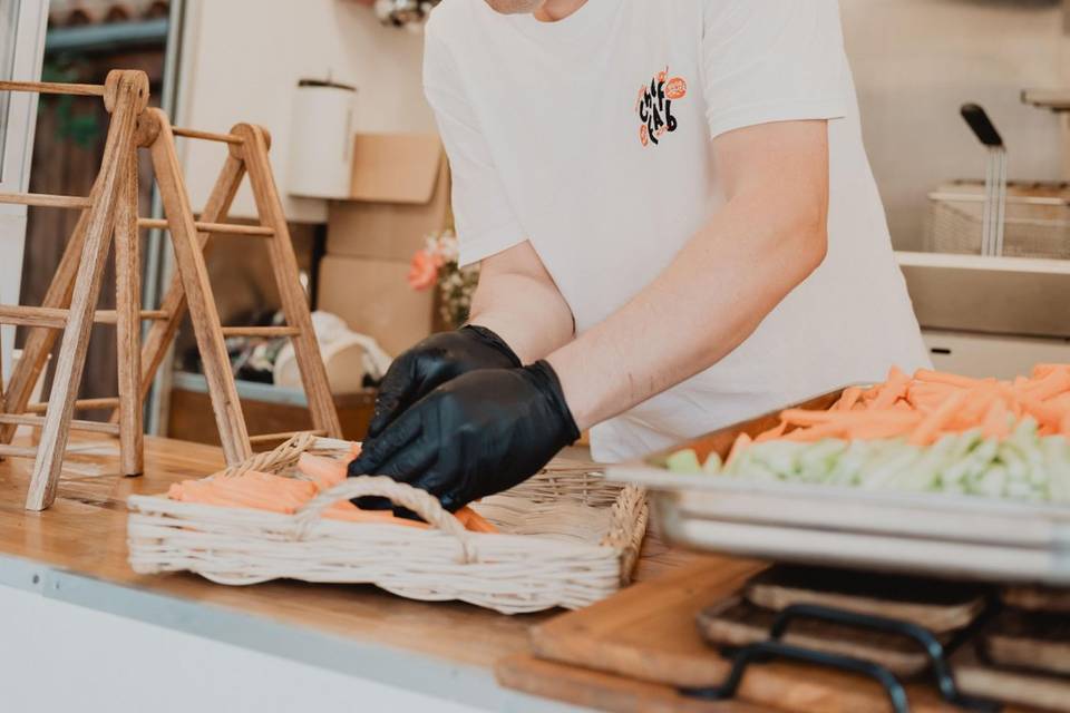 homme_gants_noirs_preparation_legumes