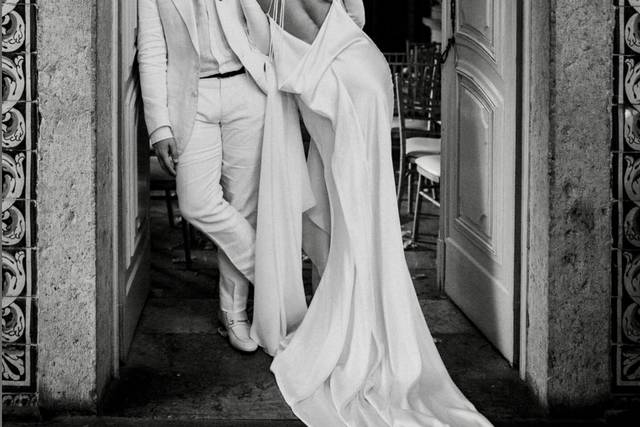La mariée porte la robe dos nu
