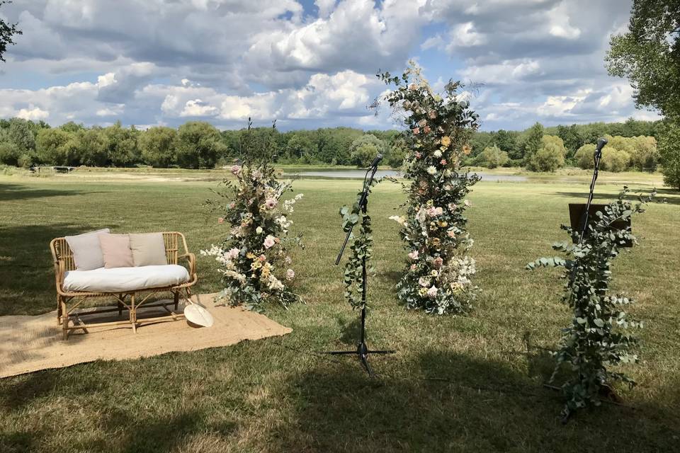 Arche décorée fleurs fraîches