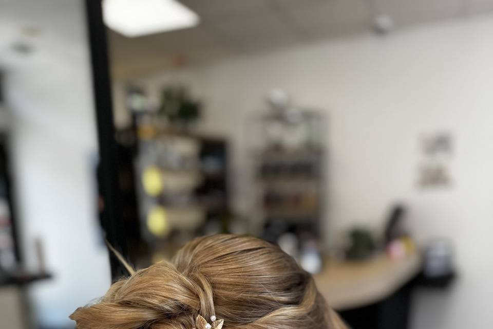 Chignon haut sur cheveux court