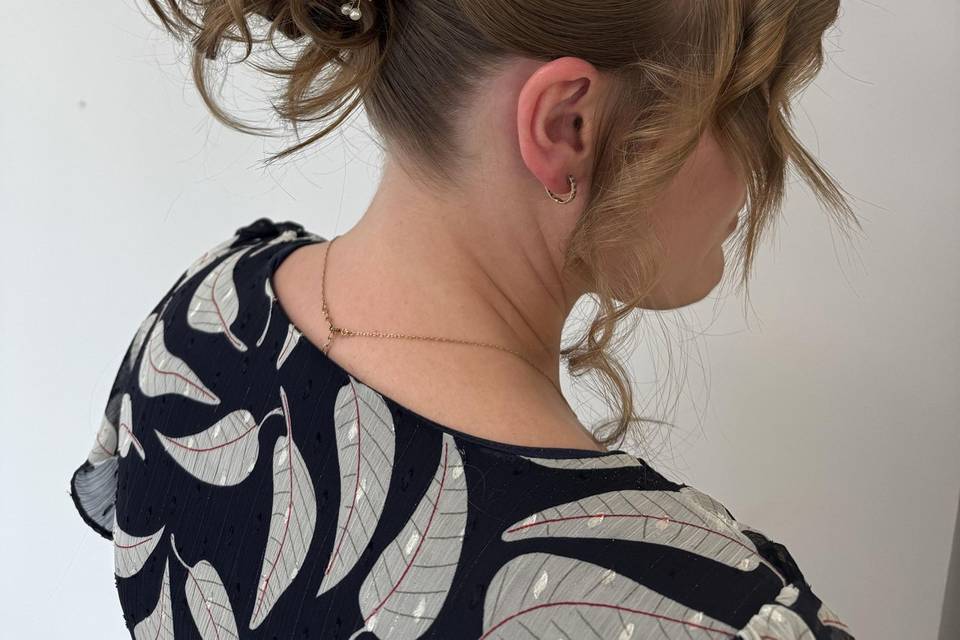 Chignon haut sur cheveux fins