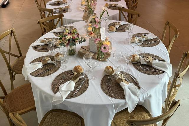 Table ronde , chaises bois