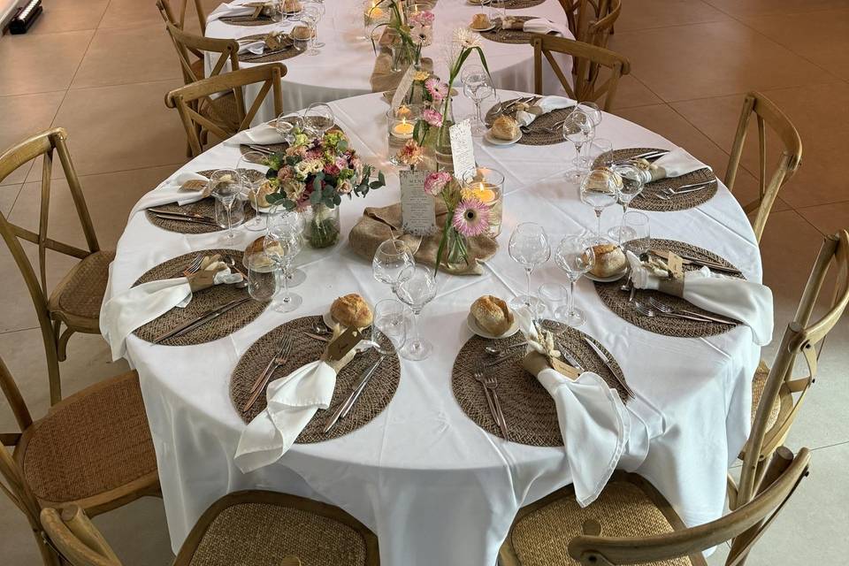 Table ronde , chaises bois