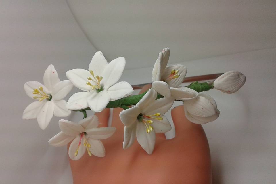 Jolie couronne en fleurs blanches