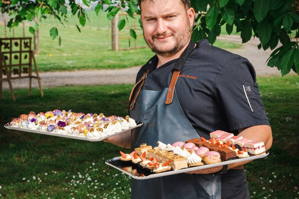 Serveur avec plateaux