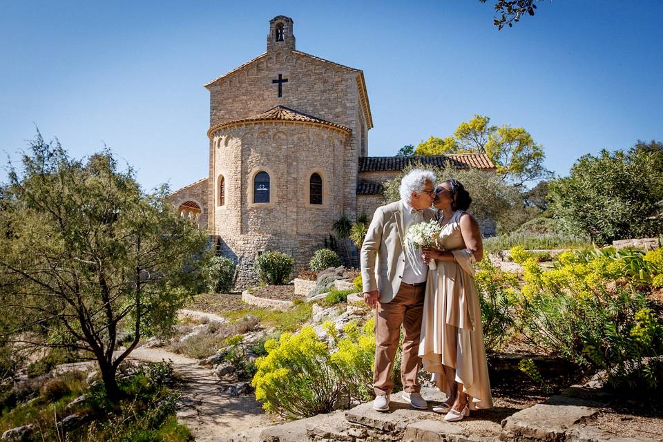 Bisous devant la chapelle