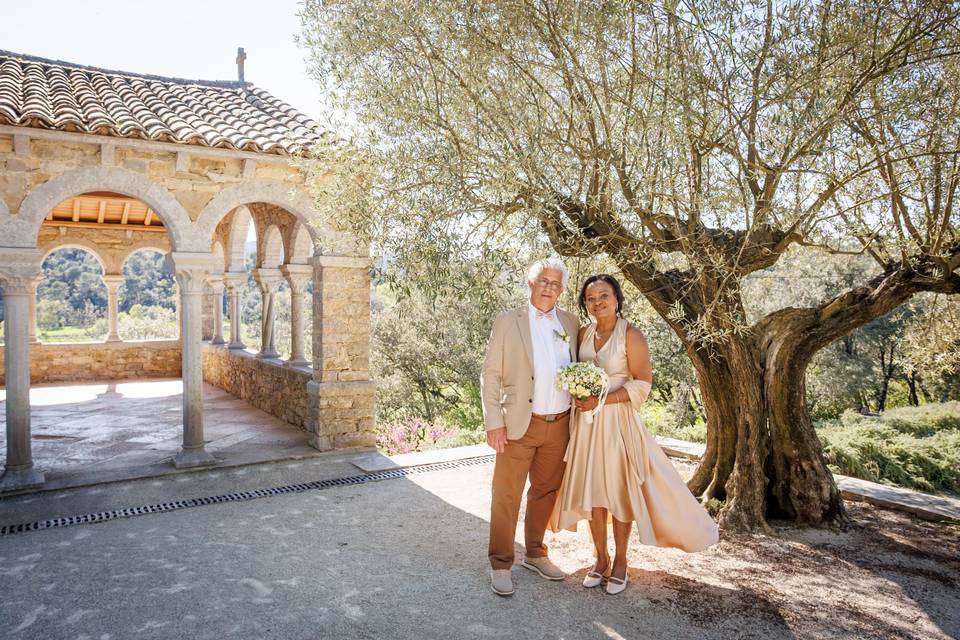 Les mariés devant l’olivier