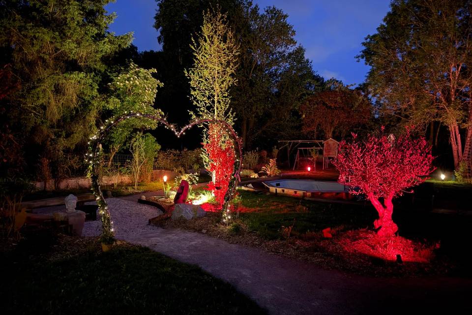 Jardin de nuit avec éclairages
