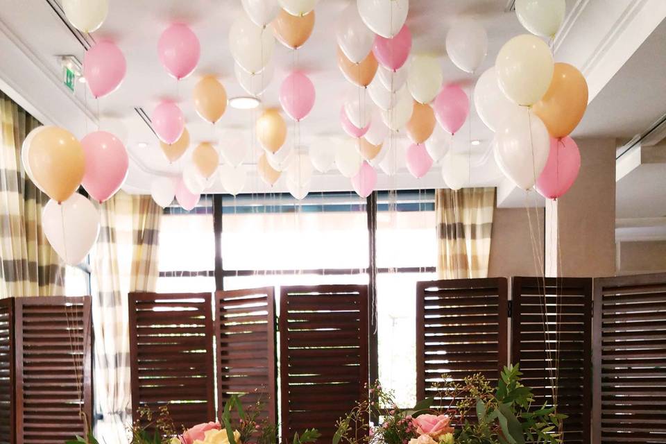 Ballons suspendus et bouquets