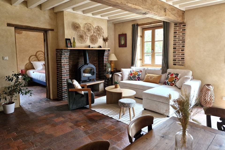 Le gîte: salon avec canapé-lit