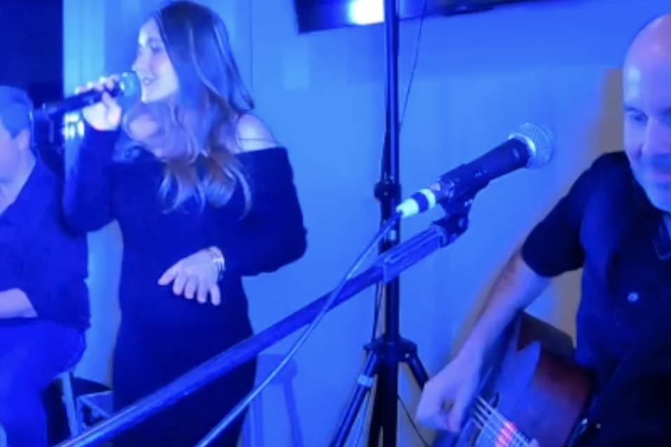 Grizzly Kiss en trio