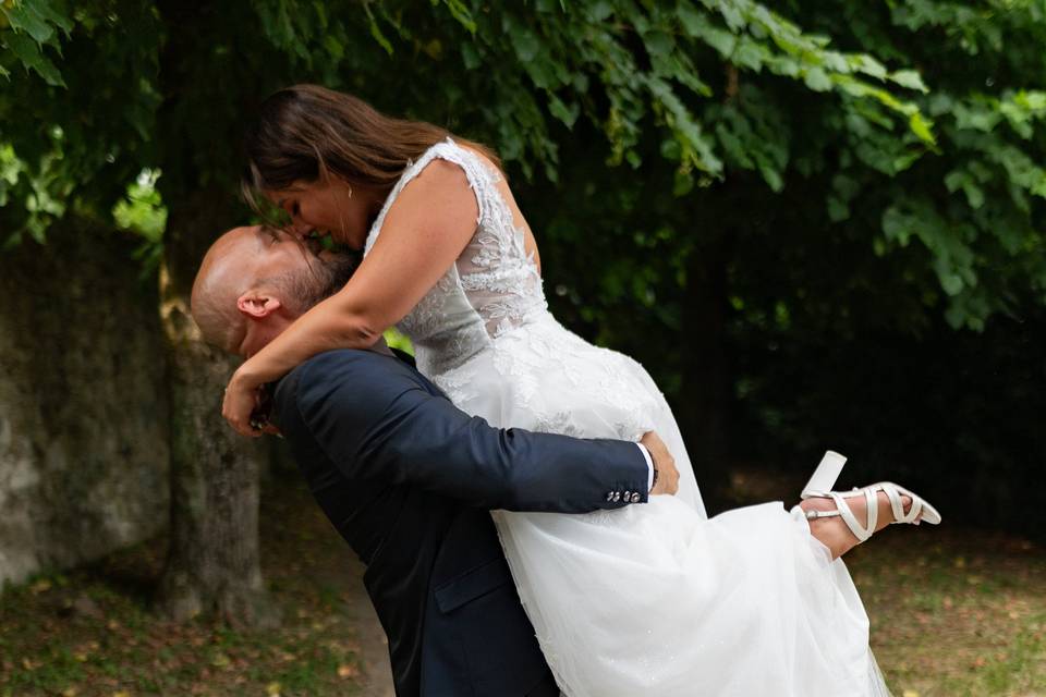 Le marié porte sa femme