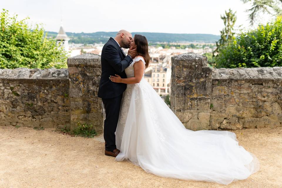 Couple au dessus de la ville