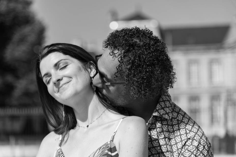 Le marié qui fait un bisou dan