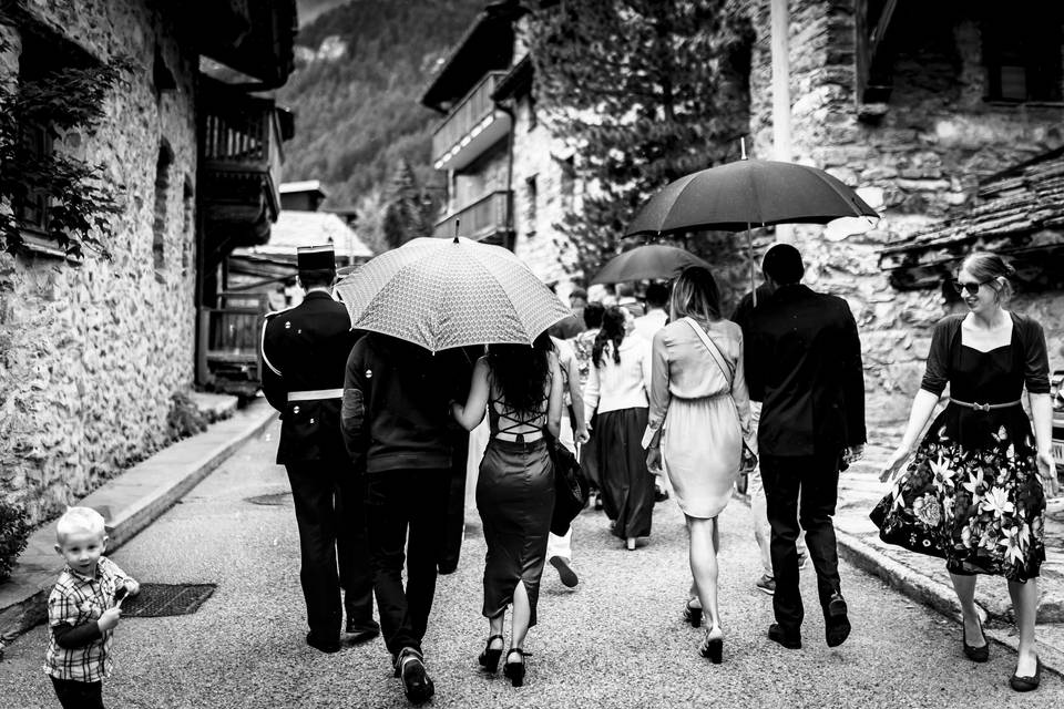 Marches des mariés sous pluie