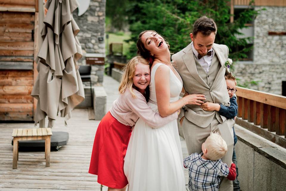 Calin d'enfants aux mariés