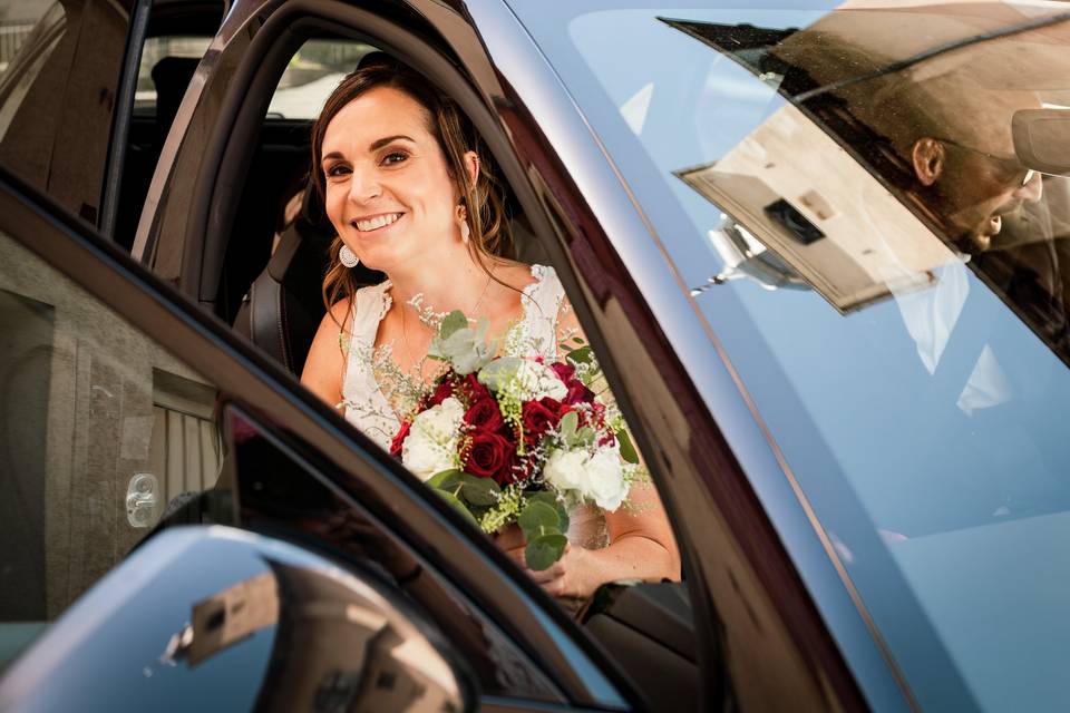 Sortie de voiture mariée
