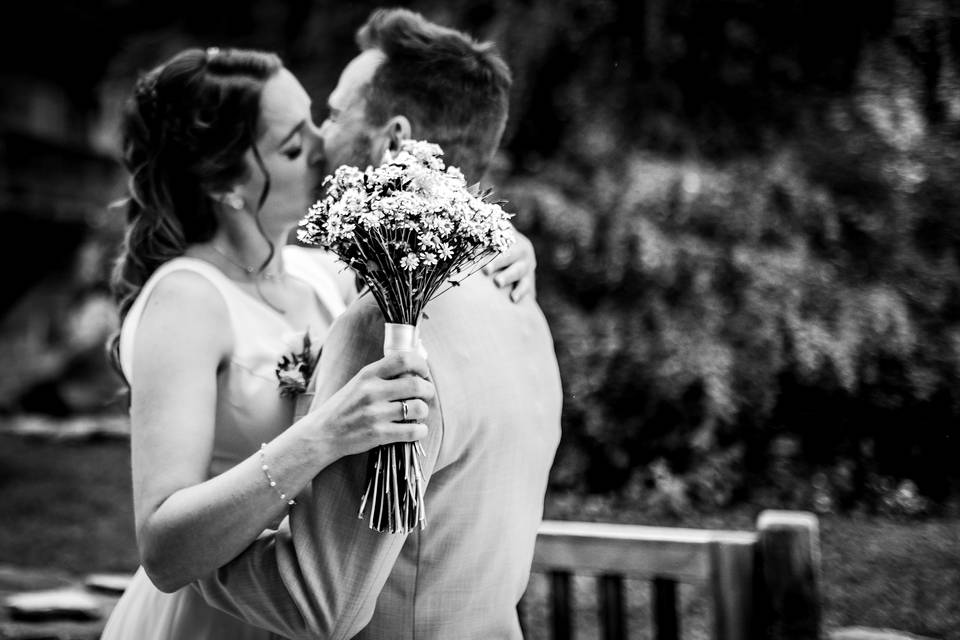 First look baiser des mariés