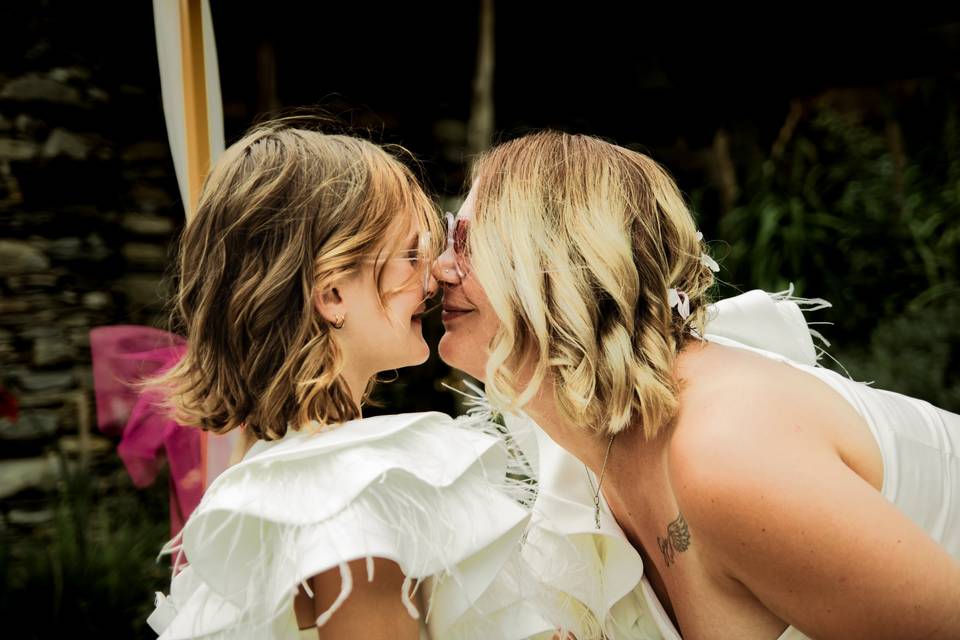 mariée et fille complicité