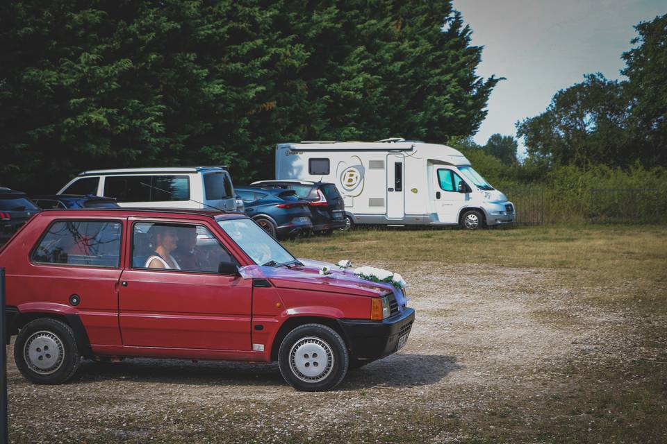 Arrivée en voiture des mariés