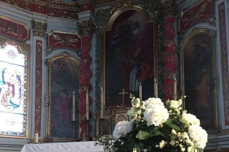 Composition florale d'église