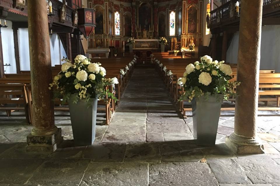 Composition florale d'église