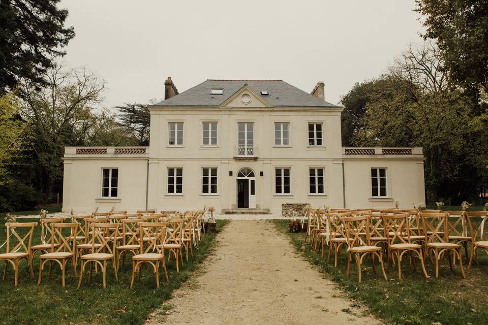 Cérémonie devant la Maison