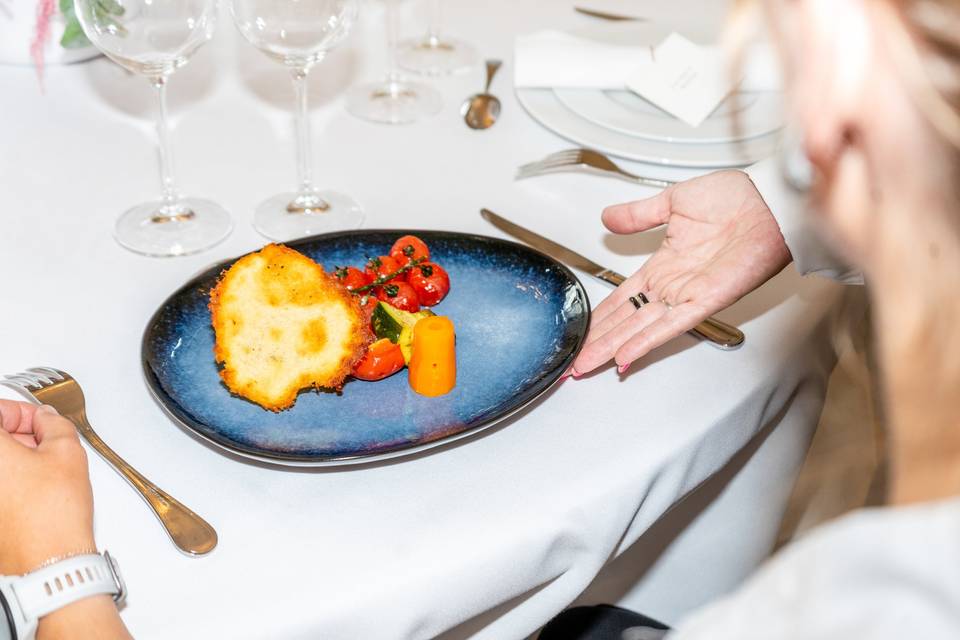 Assiette de plat principal avec légumes