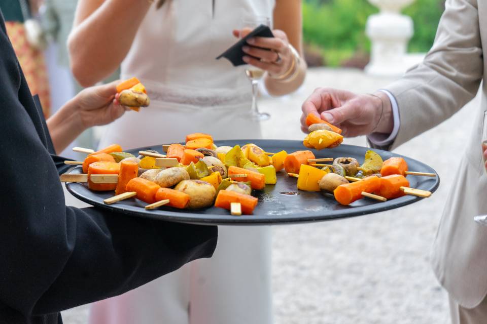 Brochettes de légumes sur plaque chauffante