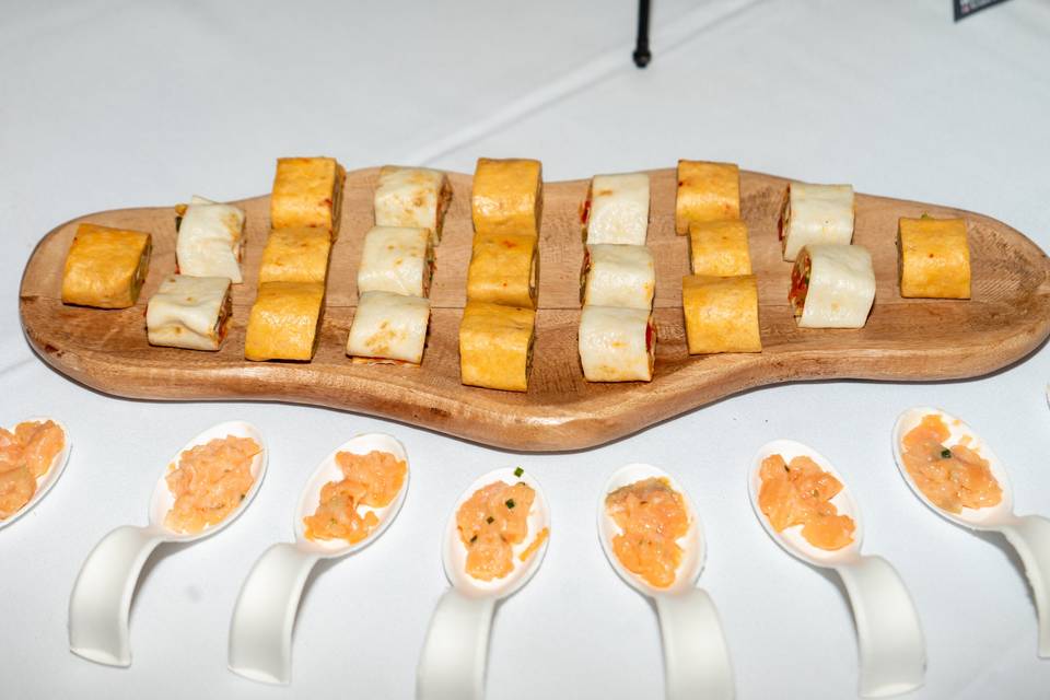 Brochettes et mises en bouche sur planche