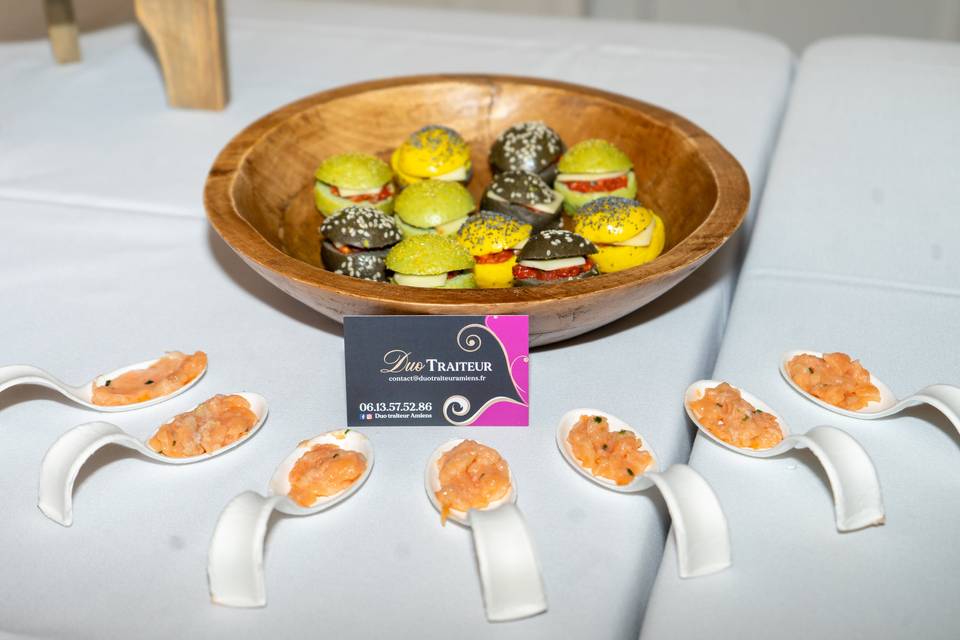 Cuillères de dégustation garnies au buffet