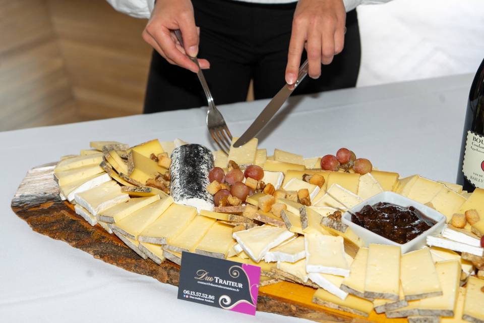 Découpe de fromages sur une planche en bois