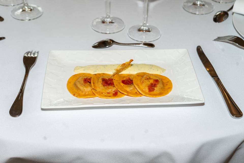 Entrée dressée avec raviolis