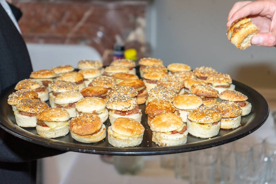 Grand plateau de mini-quiches et feuilletés