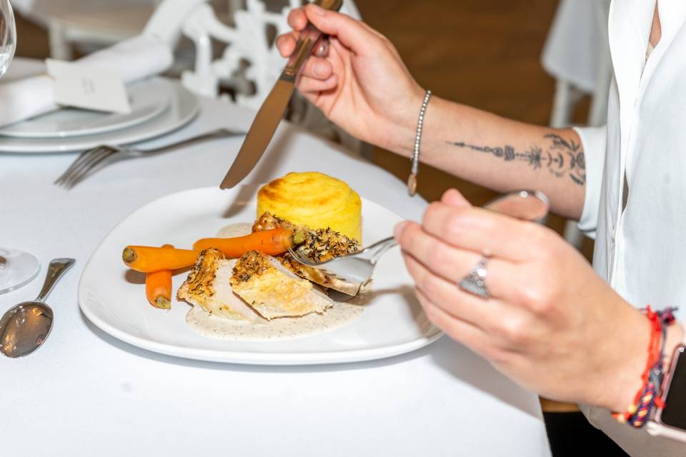 Gros plan d_un invité coupant sa viande