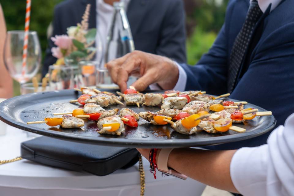 Gros plan d_un plateau de canapés variés