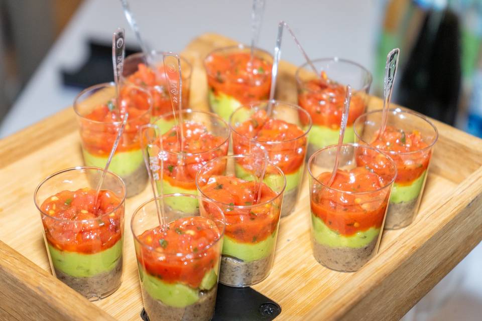 Gros plan de verrines à l_avocat et tomate