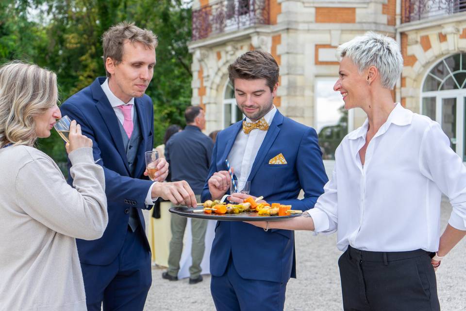 Invités discutant et mangeant en extérieur
