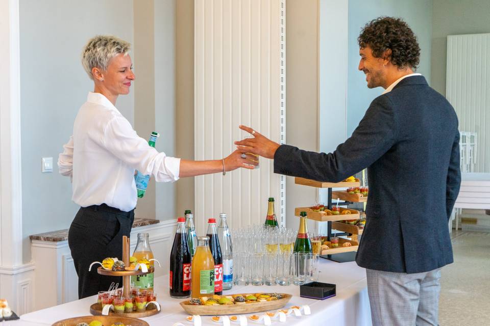Invités se saluant près du buffet