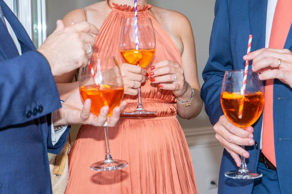 Invités trinquant avec des verres à cocktail